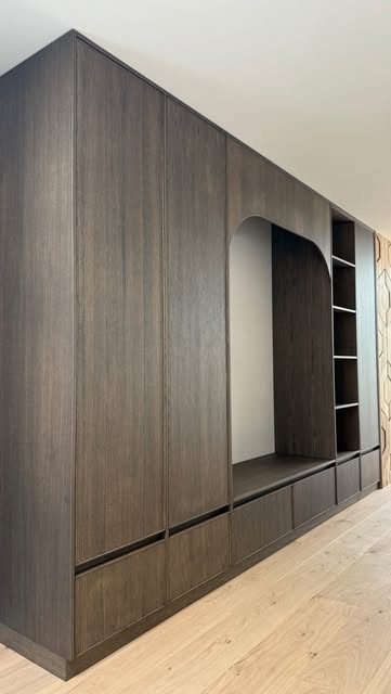 Donkerhouten kastenwand met afgeronde doorgang