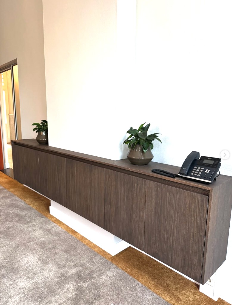 Maatwerk laag dressoir in eiken voor een kantoorentree